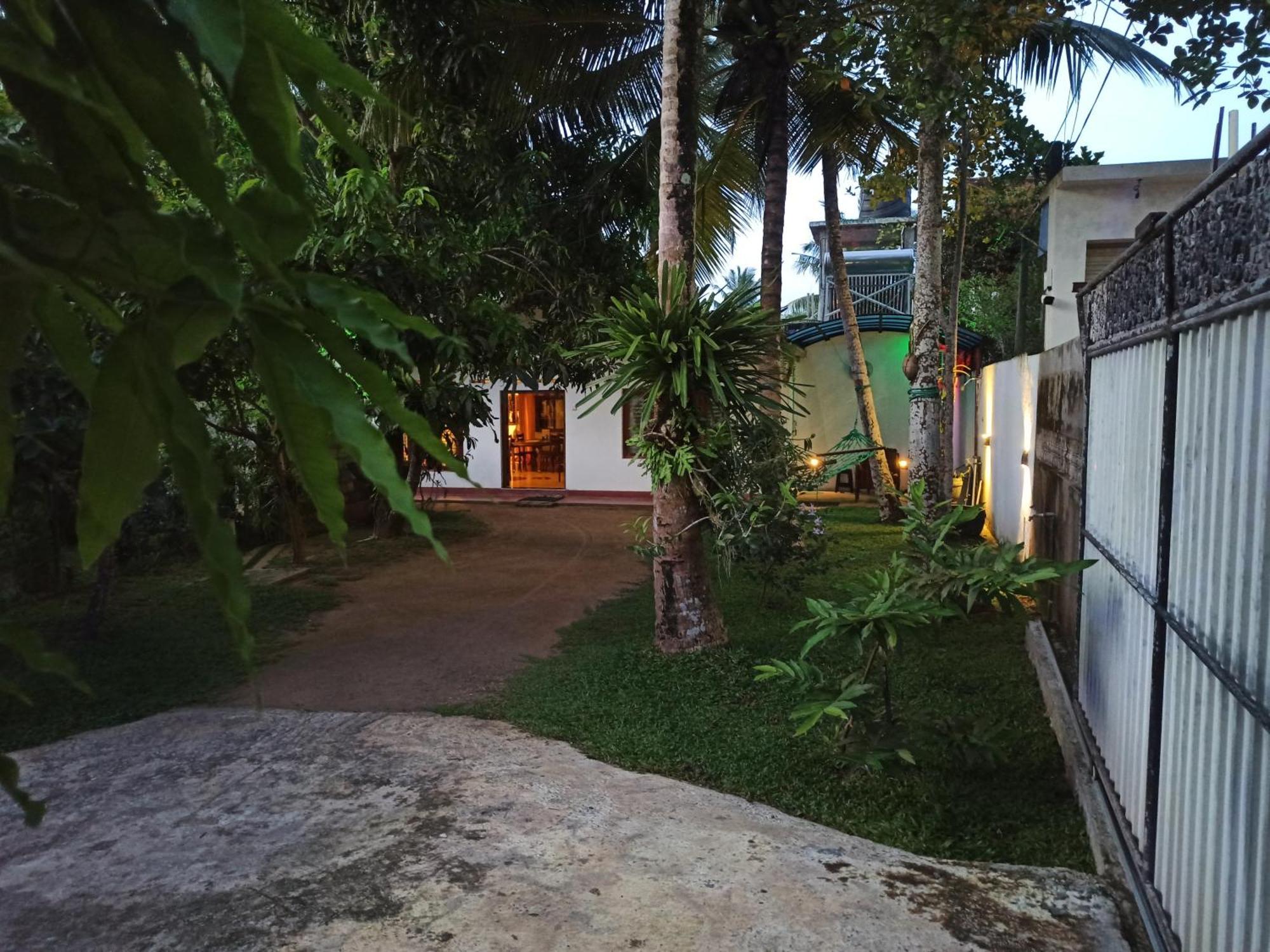 Suriya Homestay Mirissa Exterior foto